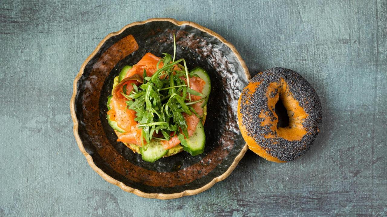 מלון אתונה The Newel Psychiko מראה חיצוני תמונה A bagel with lox and cream cheese