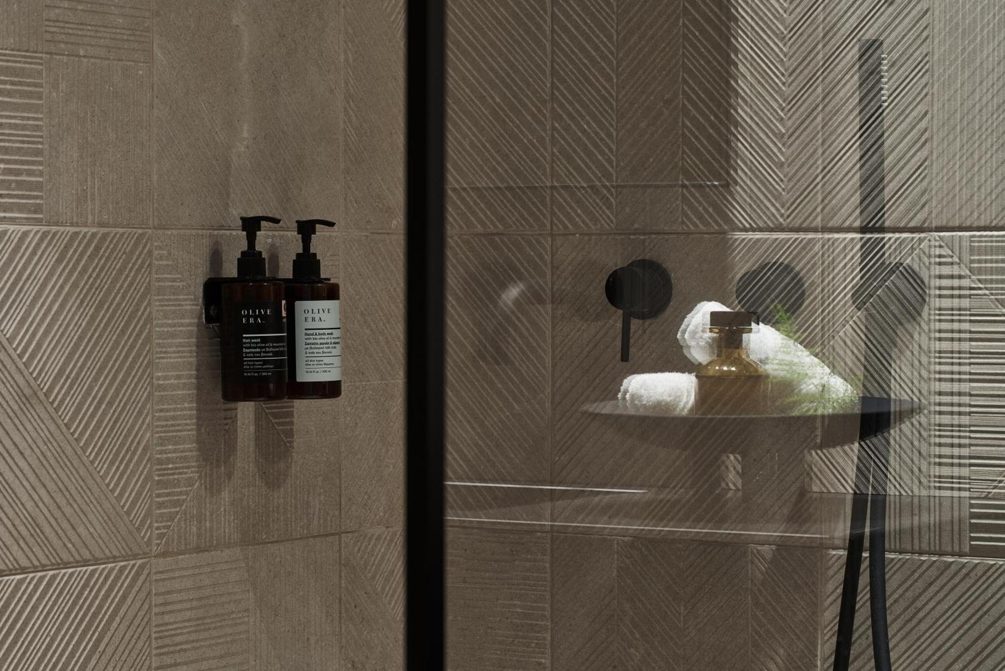 מלון אתונה The Newel Psychiko מראה חיצוני תמונה A shower with soap and shampoo dispensers